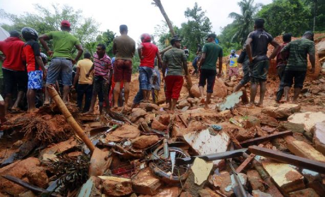 Geen yl mays aynda Sri Lanka'nn orta kesiminde meydana gelen toprak kaymasnda da 100'den fazla can kayb olmutu. 