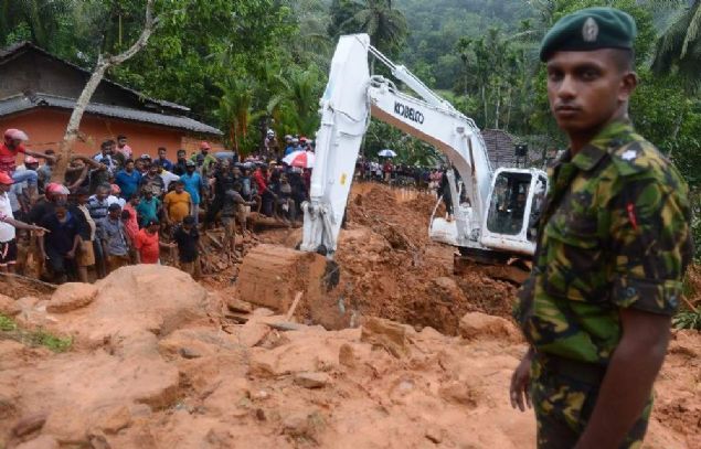 ileri Bakan Vajira Abeywardana gazetecilere yapt aklamada, olumsuz hava koullarnn srmesinin beklendiine iaret ederek, nehir kylarnda ve toprak kaymasna meyilli alanlarda yaayanlarn tahliye edilmesi gerektiini belirtti. 