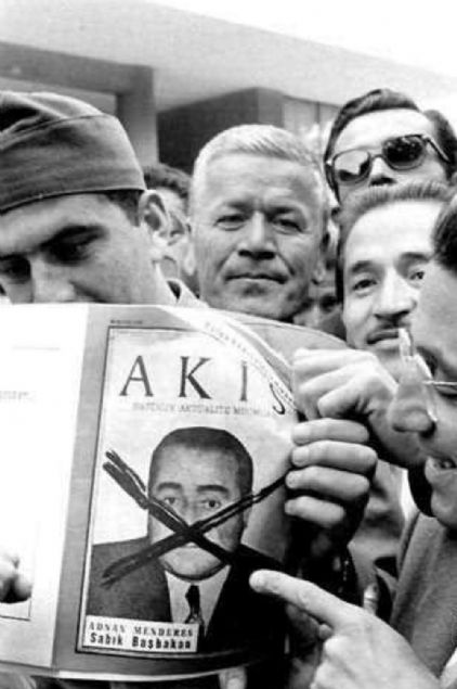  Darbeyi kutlayanlar�n elinde Akis dergisi vard�. 