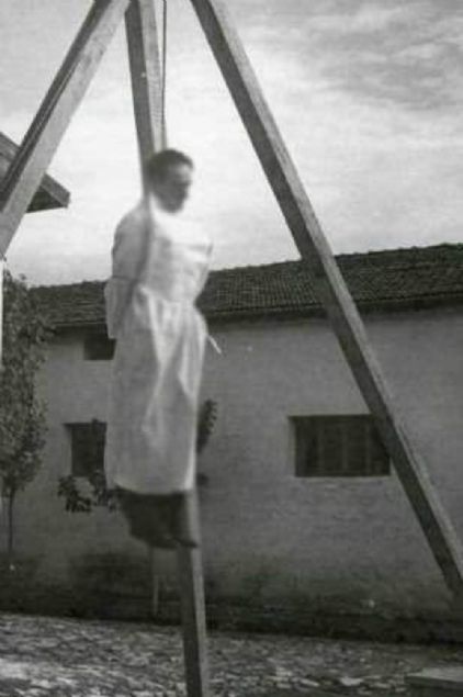  Menderes'in cezas� 1961 y�l�n�n 17 Eyl�l'�nde infaz edildi.. Menderes'in alt�ndaki tabure �ekildi�inde, saatler 13.30'u g�steriyordu.     Kaynak: Sabah 