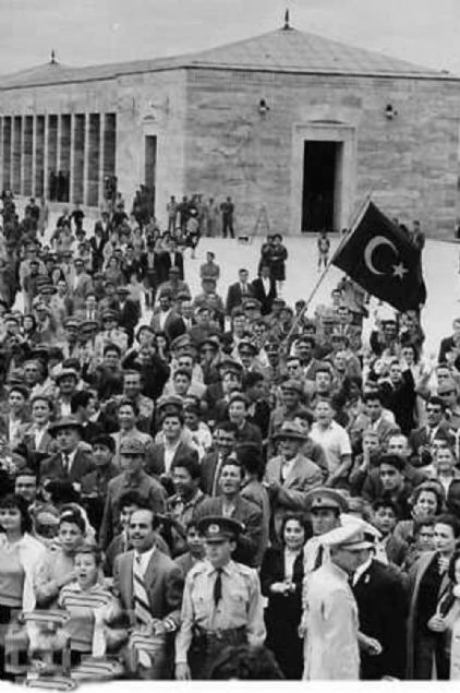  Bir grup An�tkabir'i ziyaret ediyordu.   