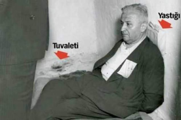  DP Milletvekili Agah Erozan, idam karar�ndan sonra Yass�ada'dan �mral�'ya getirilip bu h�creye konuldu, cezas� daha sonra m�ebbet hapse �evrildi. DP Milletvekili Agah Erozan, idam karar�ndan sonra Yass�ada'dan �mral�'ya getirilip bu h�creye konuldu, cezas� daha sonra m�ebbet hapse �evrildi. 