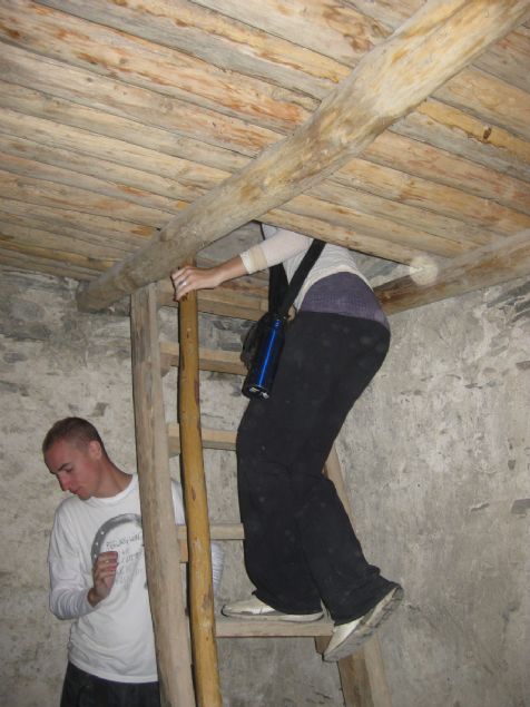 O dnemde bu kuleler sava zamanlarnda gzetleme, savunma ve hrszlklardan korunmak amal yapld. Bu grkemli kulelerin boylar 25 metreye kadar kyor.  