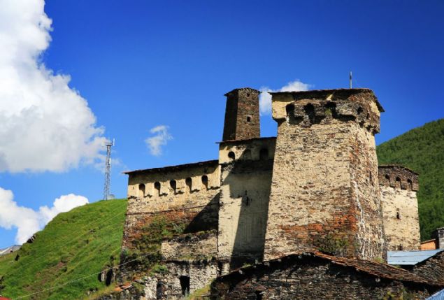 Hristiyanlk altnc yzyl civarnda Svanetiye ulatnda, Svan kltr kendi dili, kendi mzii ve mertlik, intikam ve toplumsal adalete dair karmak kurallaryla iyice kk salm haldeydi.   