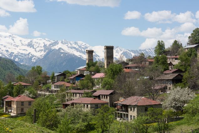 Bu blgenin evleri ok zel. Evleri zel klan neredeyse her evin yannda yer alan kuleler. Bu kulelerin tarihi 9 ile 13. yzyllara, yani Orta aa kadar gidiyor.     