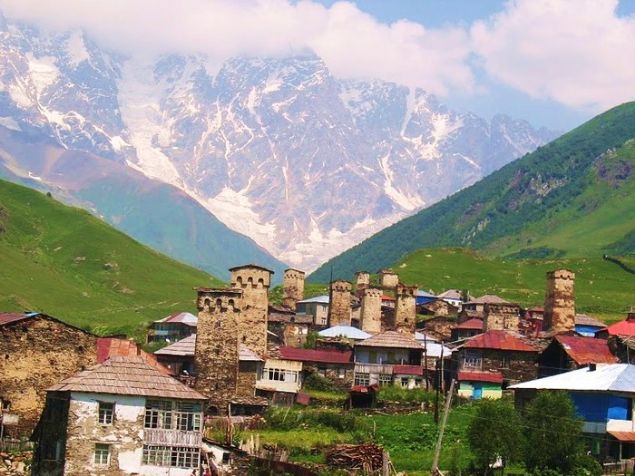 Bu ok eski topluluktan bugn geriye sadece Svan kylerine tepeden bakan yzlerce ta kule kalm olsa, bu bile yeterince etkileyici olurdu. Ama ou 913. yzyllar arasnda ina edilen bu kuleler, kayp bir uygarln simgeleri deil, neredeyse mucizevi bir biimde yzyllar boyunca varln srdrebilmi bir kltrn en grnr gstergeleri.   