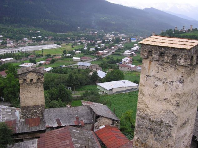 Bu arada dalk snaklarnda Svan halk daha da eski bir kltr kendi kltrlerini korumay da baard.  birinci yzylda, bazlarna gre soyu Smer klelere dayanan Svanlar, Yunan corafyac Strabonun yazlarnda belgelendii zere, korkusuz savalar olarak nam salmt.     