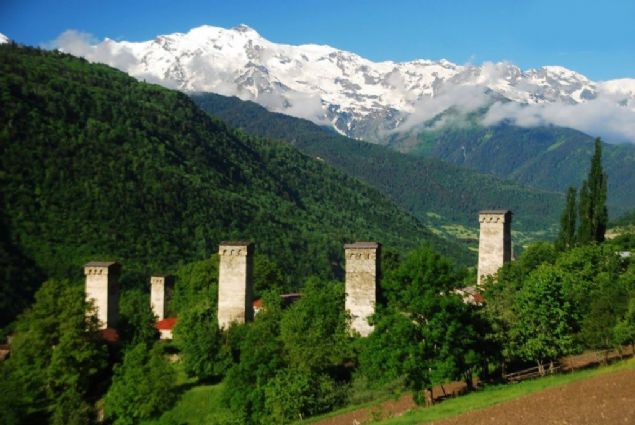 Yukar Svaneti blgesi, benzersiz savunma kule evleri, kilise mimarisi rnekleri ve ortaa kkenli sanatlarla dolu olduka korunmu 200'den fazla yap UNESCO tarafndan koruma altna alnd.  