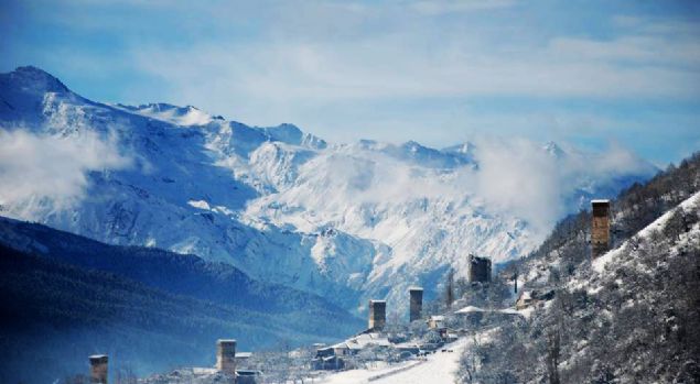 Ama Svan halknn Kafkas Dalarnn dar kanyonlar arasnda gizlenmi ince uzun yurdu, Ruslarn 19. yzyl ortalarnda blgeyi denetim altna almasna dek hi fethedilemedi.   