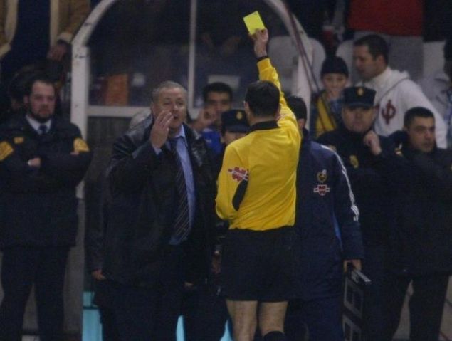 Barcelona, 6 Maysta Navala hizmetleri nedeniyle bir dl vermiti. Naval Barcelonada olduu bu sre iinde toplam 2 bin 517 mata grev yapt. Tam 57 ampiyonlua ahitlik etti. Kenarda yerinde duramad iin hakemler tarafndan 3 kez sahadan atld. Hatta bir keresinde sar kart bile grd. Pozitif bir insan olan Naval, Sport gazetesine Barcelonada yaad ilgin olaylar anlatmt.   