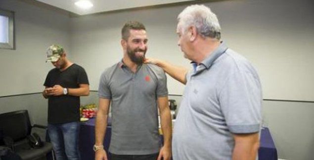 Deplasmana gittiimizde baz oyuncular otel odasnda PlayStation oynayabilmek iin dev ekran televizyon olmasn istiyorlar. Barcelonada antrenmana ge kalmann cezas 200 eurodur. bu paralar yardm kurulularna, vakflara balanr.   