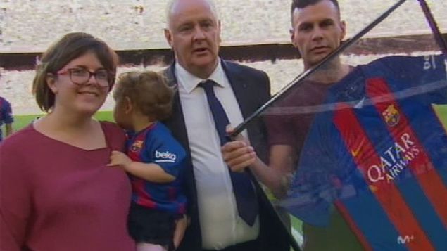 te o srada ortaya kan Carles Naval, Barcelona tarihinin ad konulmam kahramanlarndan biri. Stoichkov, Guardiola, Iniesta gibi dnyaca nl birok isim ondan saygyla bahsediyor.   