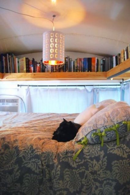 Blue Bird ad�n� verdikleri otob�ste Atlanta'ya 30 dakika uzakl�kta bir ormanl�kta ya�ayan �ift, otob�slerini ah�ap e�yalar ve canl� bitkilerle s�slemi�.      