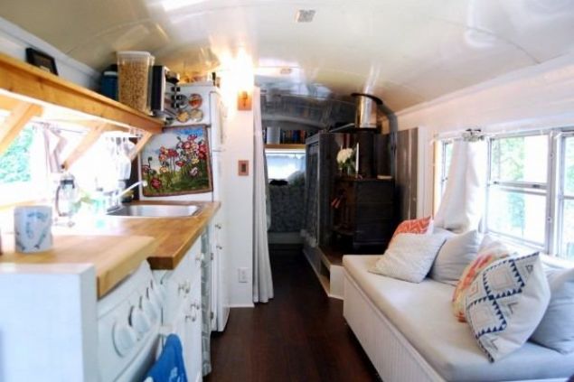 �ift �u anda evlerinin b�y�k bir k�sm�n� minimal e�yalar ile doldurdu. �kili hem kira derdinden kurtuluyor, hem de ya�amlar�n� daha basite indirgiyor.      