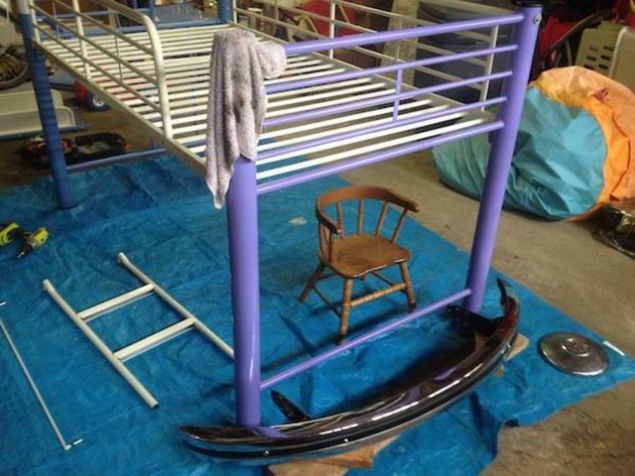 Yeni bir yataa ihtiyac olan kz iin ie koyulan baba, 60 ve 70'li yllarda efsane haline gelen Volkswagen Type 2'ye benzer bir yatak yapt.     