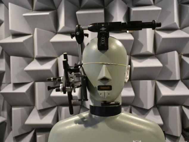 Bu rakam� daha iyi anlamak i�in �rnek verecek olursak, insan f�s�lt�s� 30 desibel, nefes al��� 10 desibel kadard�r. Oda s�cakl���nda hava molek�llerinin �arp��mas� -24 desibel ses ��kar�r. �nsan�n duyma s�n�r� 0 desibeldir, ancak kula��m�z�n duymuyor olmas� hi� ses olmad��� anlam�na gelmez. ��te negatif de�er bu y�zden vard�r. 