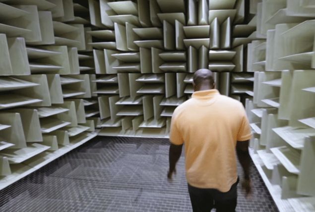 D��ar�daki sesi ge�irmesin diye bu oda alt� kat beton duvar i�inde yer al�yor. Oda i�inde oda olarak ifade edebilece�imiz bu yap�da her duvar 30 cm kal�nl���nda. B�ylece 110 desibellik ses engellenmi� oluyor. 