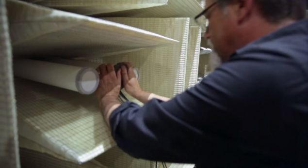 Fakat Munroe bu oday� ba�ka ama�la kullan�yor. Burada elektronik cihazlar� dinliyor, elektrik ak�m� ge�erken kapasit�rlerin elektronik devre d�zene�inde yol a�t��� titre�imleri tespit etmeye �al���yor. Bu titre�imin yol a�t��� u�ultu, m��terileri rahats�z ediyor. Bu sorunu gidermek i�in sessiz odada �e�itli deneyler yap�l�yor. Bilgisayarda ses ��karan di�er unsurlar da incelenerek elimine edilmeye �al���l�yor. 