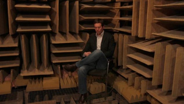 G�ndelik seslerden uzak bu ortamda v�cut sesleri belirgin hale gelir. Hareket ederken eklemlerinizde kemiklerin sesini ya da kulaklar�n�zda ��nlama sesi duyars�n�z. Gopal sessiz odadaki bu deneyimin baz�lar�n�n ho�una gitti�ini s�yl�yor. 