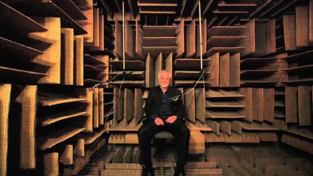 'Ama en uzun s�re kalan bir saat dayanabilmi�ti. �ok kal�rsan�z ��ld�r�rs�n�z. T�k�r���n�z� yutmak bile �ok sesli gelir insana.' 