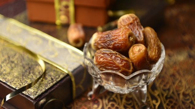                                                                 Yine enerji veren ancak kan ekerini dengeli bir biimde ykselten besinler (beyaz ekmek, pirin pilav gibi glisemik indeksi yksek olan gdalar yerine bulgur pilav, kepekli ekmek veya kepekli makarna gibi posal besinler) tercih edilmelidir.                                                        