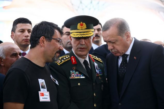 Tmgeneral Aydoan Aydn iin Ahmet Hamdi Akseki Camisi'nde ikindi namazna mteakip dzenlenen trene, ehidin babas Ahmet Aydn, annesi Hamide olak, ei Nuray Aydn, oullar 20 yandaki Berkay ile 11 yandaki Tuna'nn yan sra Cumhurbakan Recep Tayyip Erdoan, TBMM Bakan smail Kahraman, Babakan Binali Yldrm, Genelkurmay Bakan Orgeneral Hulusi Akar, CHP Genel Bakan Kemal Kldarolu, ileri Bakan Sleyman Soylu, Milli Savunma Bakan Fikri Ik, MHP Genel Bakan Devlet Baheli, BBP Genel Bakan Mustafa Destici, baz bakanlar, milletvekilleri ve ok sayda vatanda katld.      