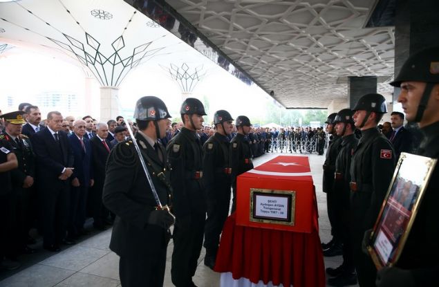 Namazn ardndan, ehitler kervanna bir byk ehidi daha uurladklarn belirten Grmez, Tmgeneral Aydoan Aydn ile dier ehitlere Allah'tan rahmet diledi. ehit Aydn iin helallik isteyen Grmez, ehidin yaknlarna ve Trk milletine basal diledi.     