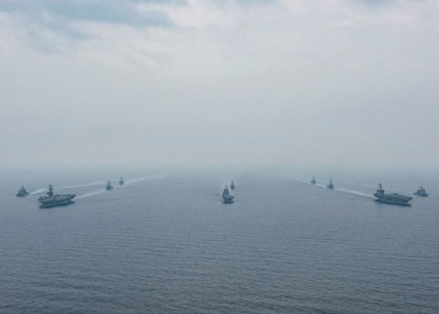 Japonya ve ABD, ayn ay Bat Pasifik'te, Japonya'ya ait iki destroyer ve ABD'ye ait Carl Vinson uak gemisinin de katld ortak deniz tatbikat dzenlemiti. 