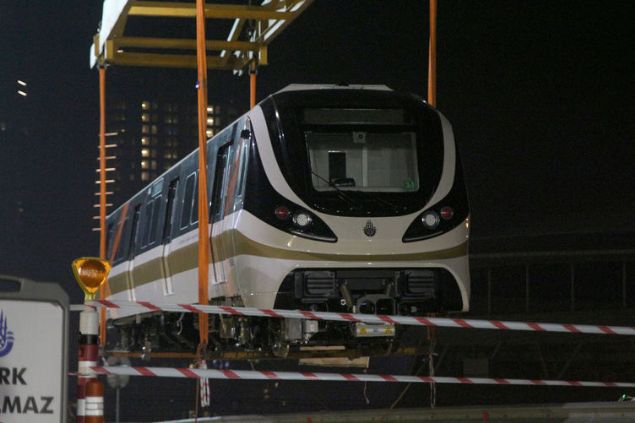 -Her bir yolcu kap�s� �zerinde LCD aktif g�zergah haritalar� (LRM) olacakt�r. Ara�ta, ge�ilen, var�lan ve gelecek istasyonlar yol haritas� �zerinde g�sterilecek. Ayr�ca bu yol haritas� �zerinde di�er ula��m sistemlerine aktarma noktalar�n�n g�sterimi de bulunacak.    -Her bir ara�ta y�ksek ��z�n�rl�kl� toplam 12 adet LED Video ekranlar�nda yolculuk esnas�nda bilgilendirme videolar�, reklam, haber, promosyon vb. g�rsel videolar yay�nlanabilecek. 