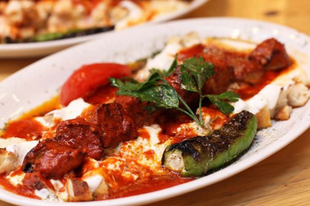                                                                 Yourtlu i Kebap : En altta et suyu ile slanm pideler ortada zgarada piirilmi et ve sarmsakl yourt                                                          