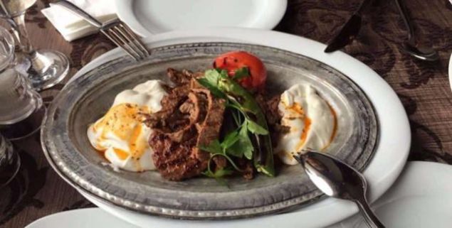                                                                 Nrba: Kuzu etinden kfte ve havulu, kini, tarn, zencefil ve nar ekisi ile tatlandrlm tencere yemei                                                          