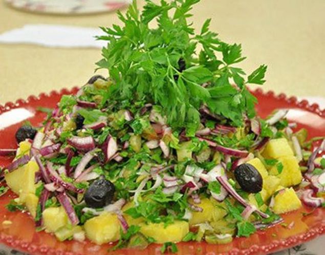                                                                 Yalanc Pilaki: Sarmsak , kereviz ve domatesle piirilen iinde et olmayan nadir yemeklerden biri                                                          