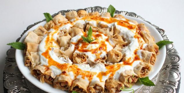                                                                 Tavuk Kebab : Halanm tavuun stne soan suyu ile seyretilmi yourt srlerek kzartlr, maydonozla servis edilir                                                            