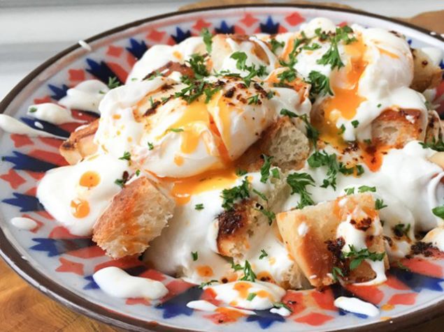                                                                 lbr : Halanm suda piirilmi yumurta tereyal karabiberli sos ile hazrlanyor                                                                                           