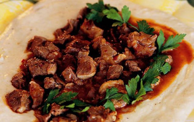                                                                 Tas Kebab : Tarn kakule ve anason ile terbiye edilmi kuzu eti ile piirilen pilav, sarmsakl yourt ile servis edilir                                                          