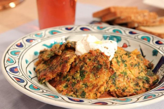                                                                 Peynirli maydonozlu mcver: Peynir maydonoz, kekik ve yurta biraraya gelince...                                                          