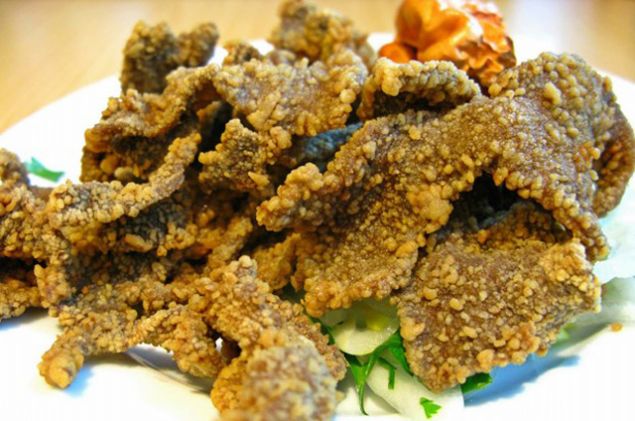                                                                 Cier tavas: Una bulanm cierler kimyon ve karabiber ile kzartlyor stne limon sklarak servis ediliyordu                                                            