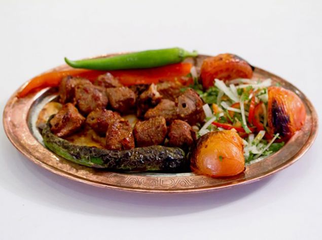                                                                 Kuba Kebab : Soan yenibahar ve karabiber ile terbiyelendirilen kuzu eti zgarada piirilerek servis ediliyor                                                          