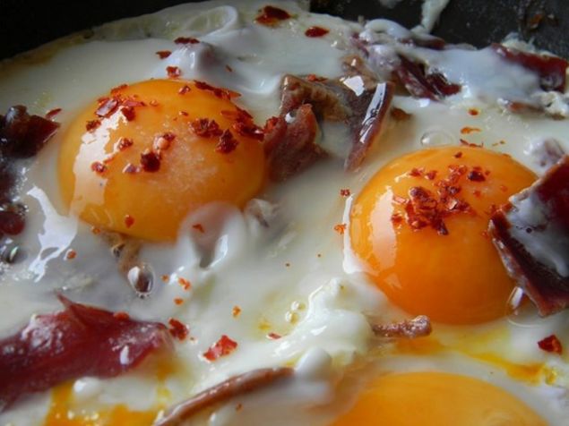                                                                 Pastrmal yumurta : Sotelenmi soan, tereya, emeni ayrlm pastrma ve birka damla sirkenin yaratt mucize lezzet                                                            