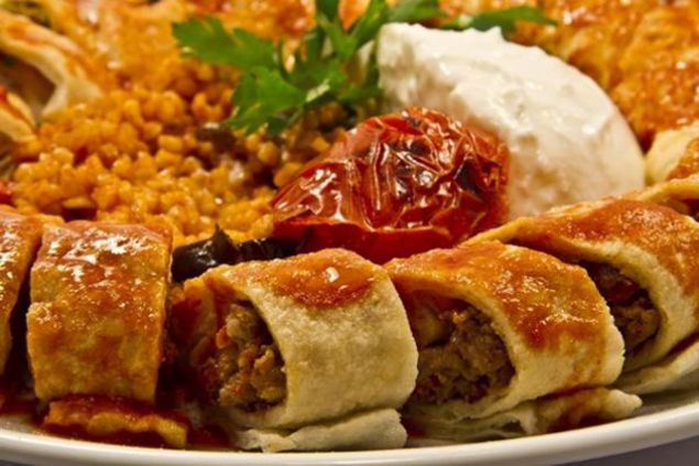                                                                 Muzhr Kebab : Soan, karabiber ve tuz ile terbiye edilen et ie geirip stne i ya sarlarak piiriliyor                                                          