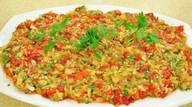                                                                 Babaganu : Yourt, sarmsak ve zeytinya ile harmanlanm, kzlenmi patlcan ve biberle hazrlanr                                                            