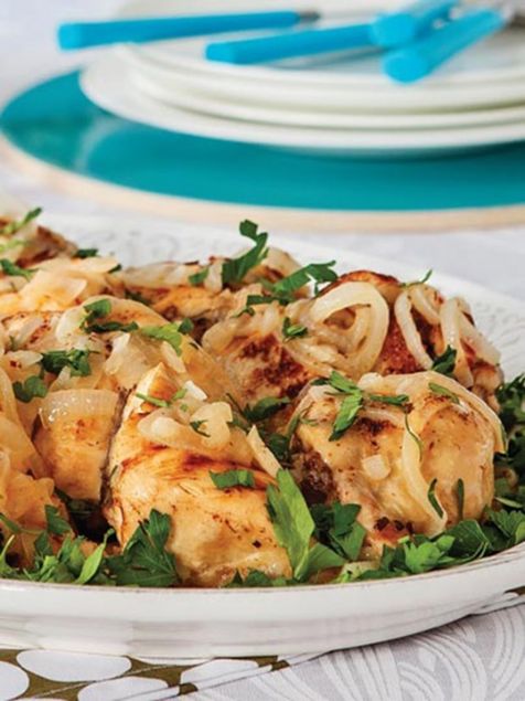                                                                 Krma Tavuk yahnisi: Tuz ve soan ile ovularak terbiye edilen tavuk, nce zgarada ardndan, biber soan ve maydonozla tencerede halanarak ikinci kez piirilir                                                          