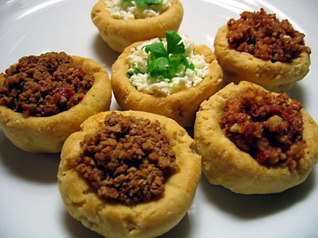                                                                 Vetrika: kavrulmu un hamur haline gelince ateten alnr ve yumurtalar yedirilir. Kk paralara ayrlan yumurtal hamur frnda piirilir stna kyma ya da peynir ile servis edilir                                                            