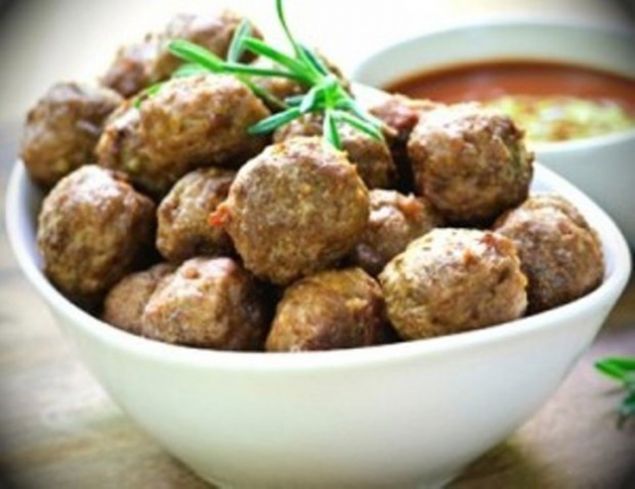                                                                 Abdigr Kftesi : Etin sabit bir ritimle saatlerce dvlerek, sinirlerinden ayklanm macun gibi bir kvama getirilmesinden sonra ince kylm soan ve baharat ile yourularak yuvarlak paralar halinde suya atlp halanmas yoluyla yaplr. Pf noktas ise dvlmesidir. uZor olmasnn yan sra dikkatsiz yaplrsa etin                                                          