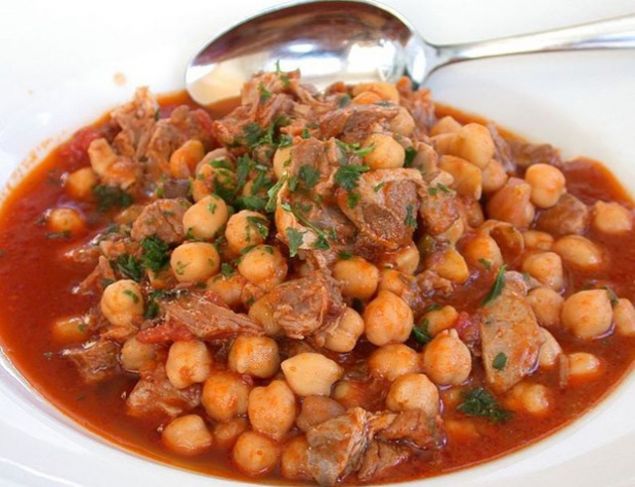                                                                 Nohutlu Beyaz Yahni: Kuzu eti ve nohutun birarada piirildii bu yahni tren yemekleri arasndayd                                                          