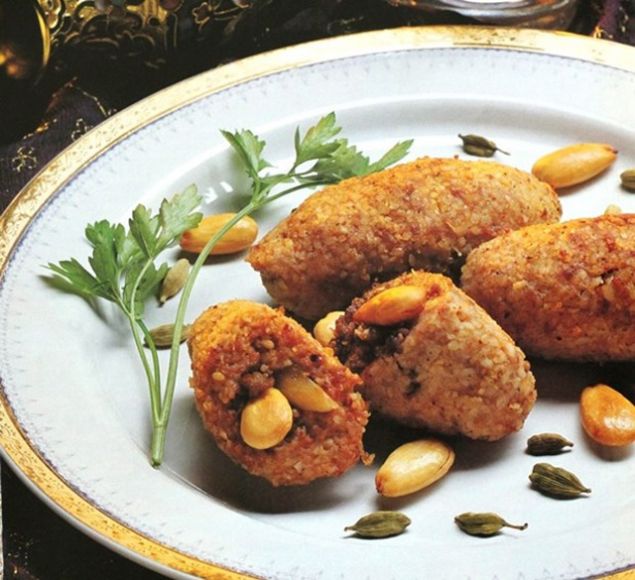                                                                 Arefe Kftesi :Kuzu kymas anason , kimyon, soan ve bulgur ile lezzetlendiriliyor                                                          