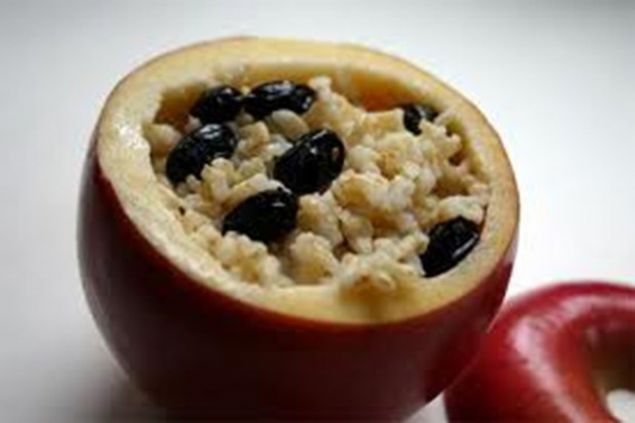                                                                 Tuffahiye: Bulgur, kereviz sap ve soan ile doldurularak frnlanm elma dolmas                                                          