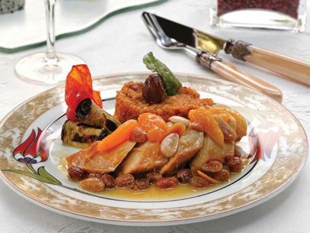                                                                 Mahmudiyye : Tarn, karanfil ve kays ile lezzetlendirilmi, Rezaki zml ve bademli pili yahnisi                                                            