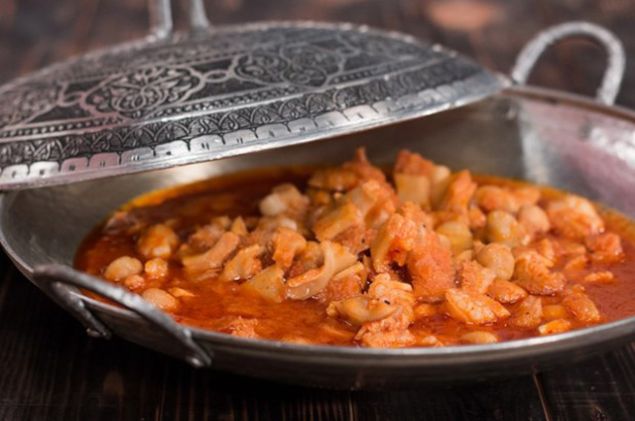                                                                 kembe Yahnisi : Tereyada kzartlan ikembe nohut ve soanla biraraya getiriliyor                                                          