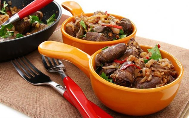                                                                 Tavuk cieri kebab : nce zgarada piirilen tavuk cierleri bir de tereya ve baharatlarla tavaya atlp hazrlanyor                                                          